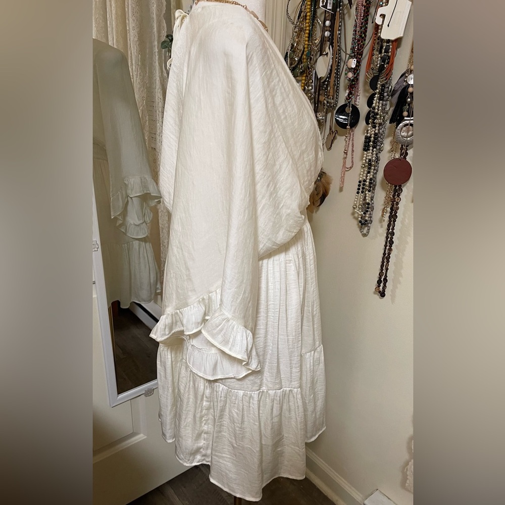 Elegant White Women's Dress - Picture 7 of 9